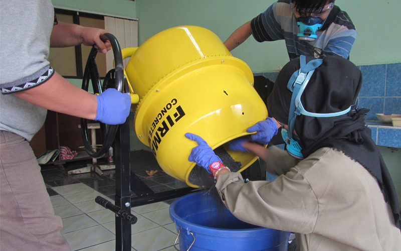 5. Turn off the switch and unplug the concrete mixer, then unload the granulated seed.