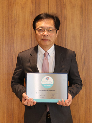 Photo: JFE Steel President Yoshihisa Kitano holding the award