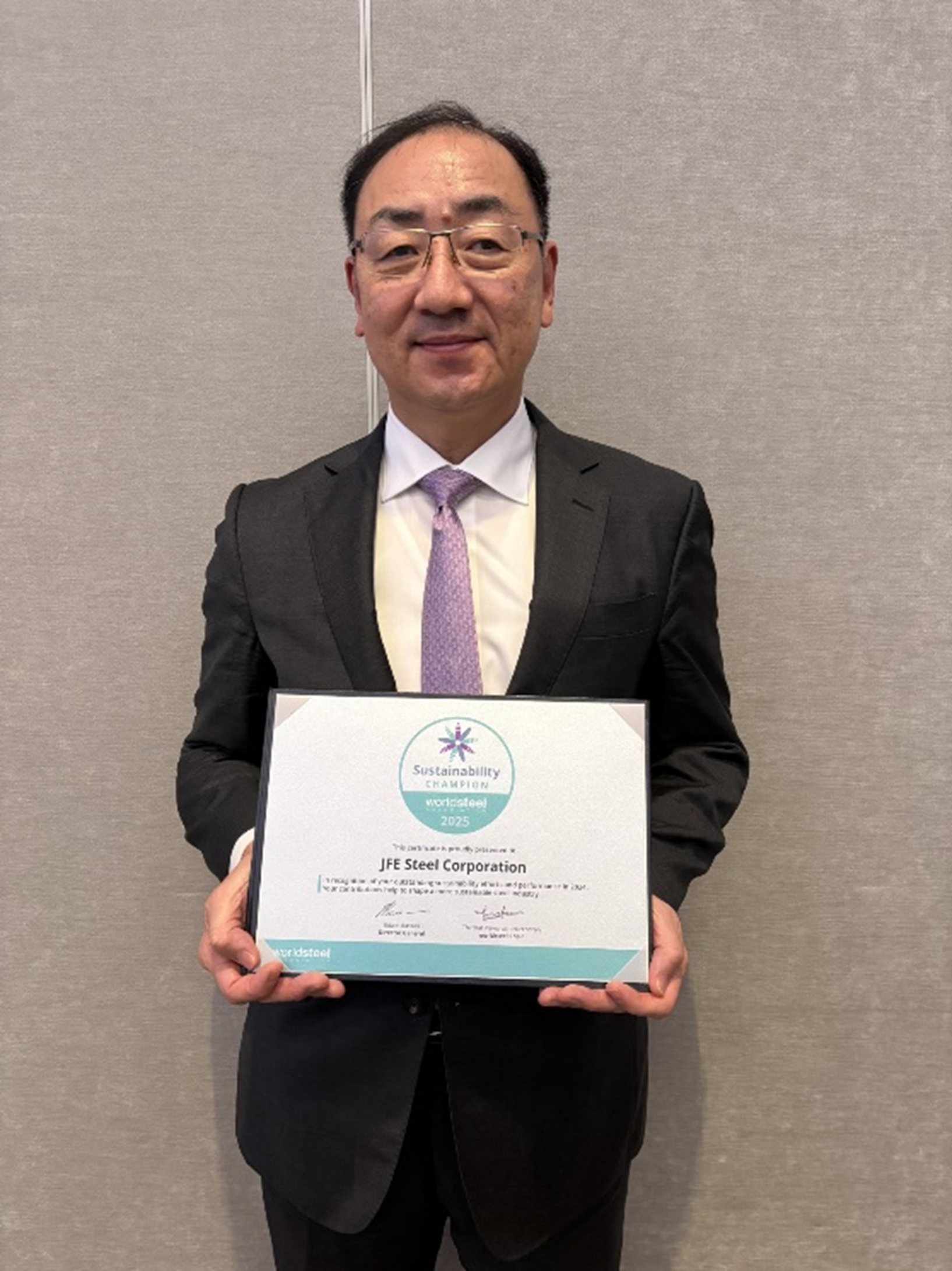 JFE Steel President Masayuki Hirose holding the award